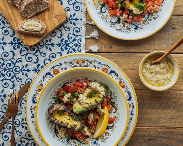 Avocat grillé avec salsa de tomates